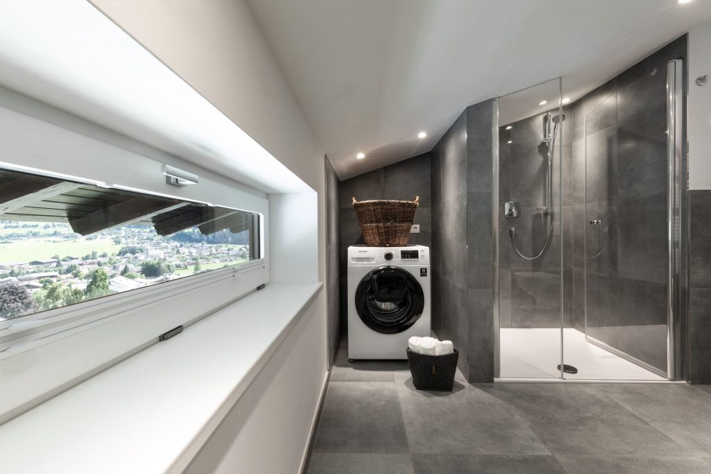 Großzügiges Badezimmer mit Waschmaschine im Apartment Liesl