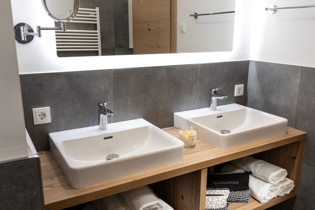 Großzügiges Badezimmer mit Doppelwaschtisch im Apartment Liesl