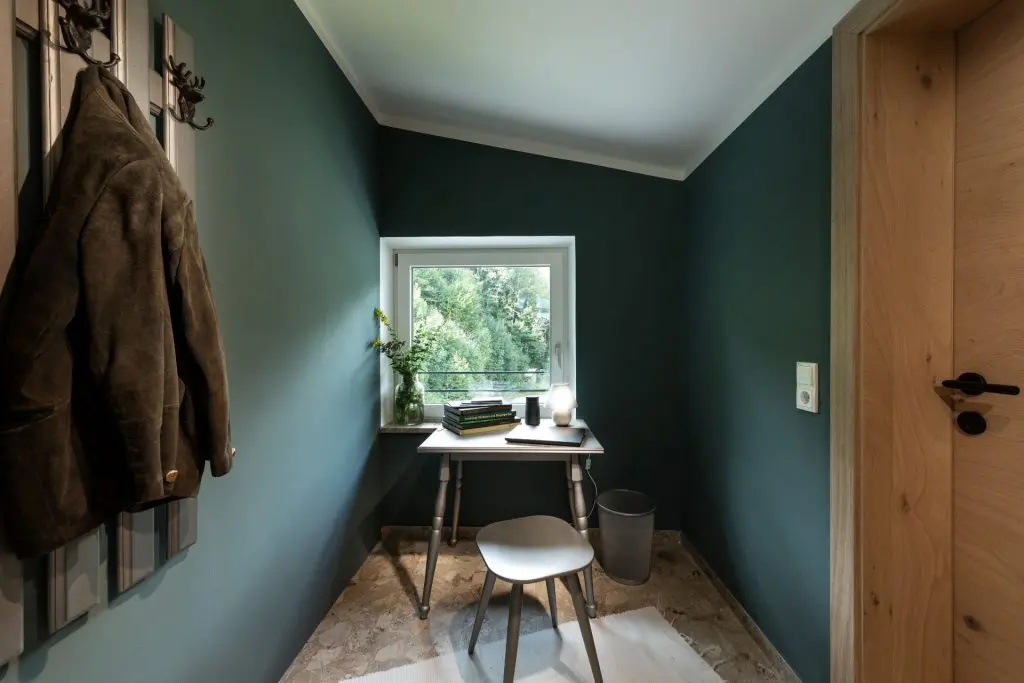 Flur mit Garderobe im Apartment Liesl
