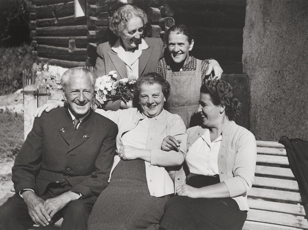 Liesl und Andreas Oma mit Hausgästen