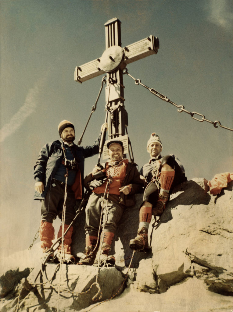 Toni mit Gästen am Gipfelkreuz des Großglockners, dem höchsten Berg Österreichs.