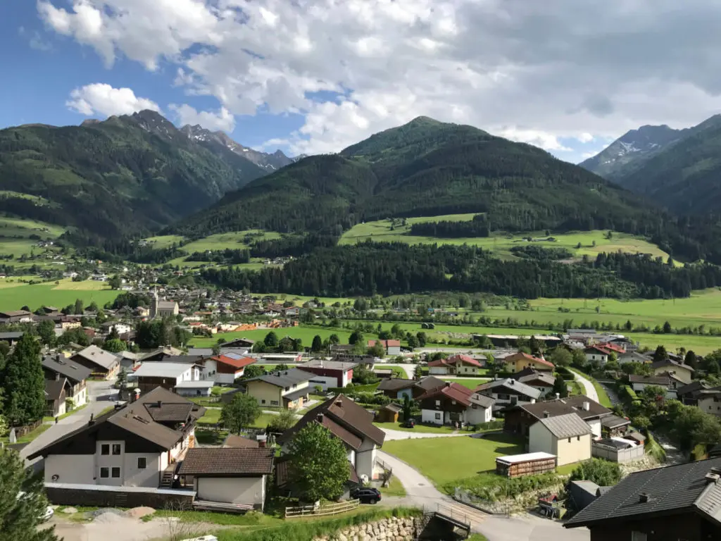 Der Ausblick auf Niedernsill im Sommer vom Unterschwartengut