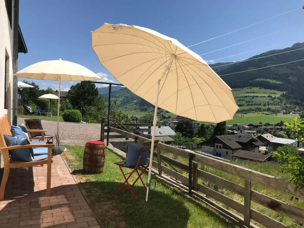 Unsere Hausbank mit Sonnenschirmen und grandiosem Ausblick auf Niedernsill