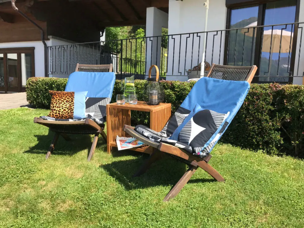 Sonnige Liegewiese mit entspannten Sonnenliegen